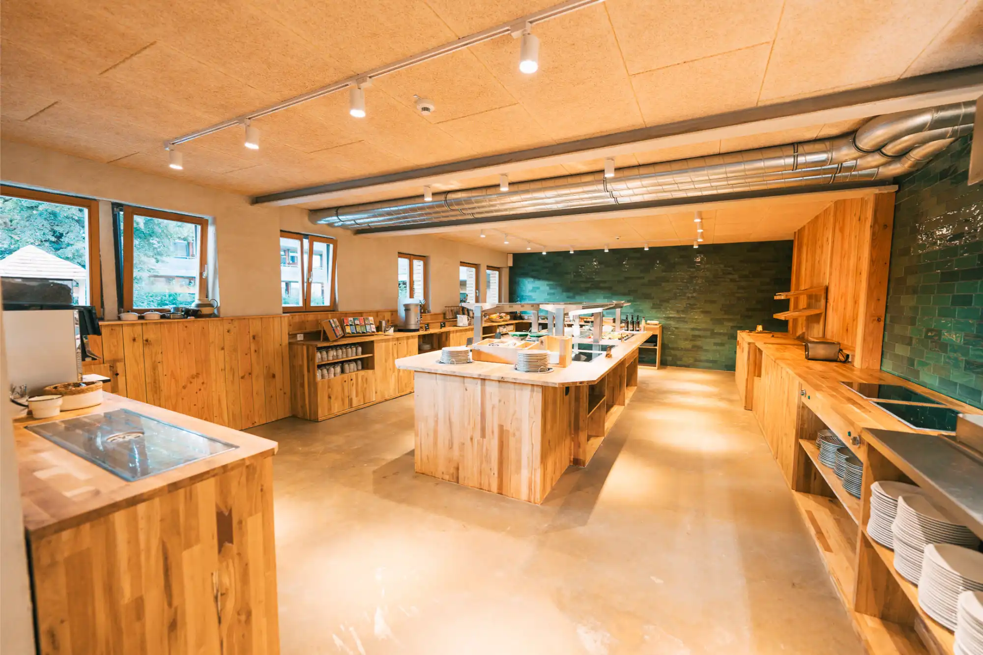 Holztisch und Sitzbank im Frühstücksbereich des Familienrestaurants