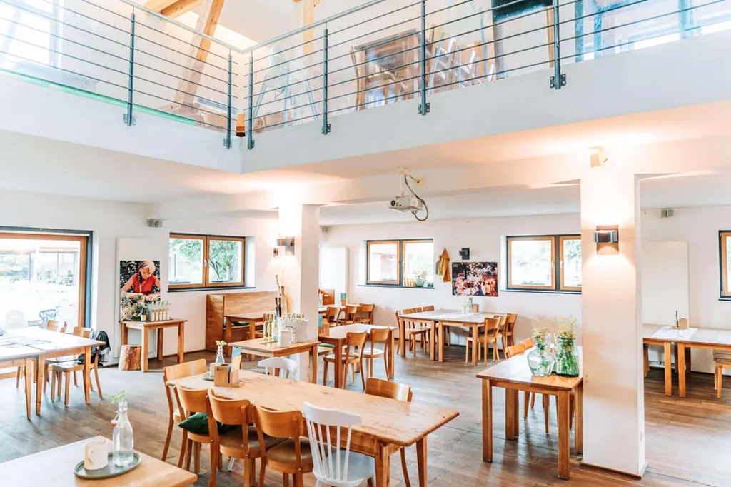 Heller Restaurant-Raum mit Holztischen bei Gut Hügle