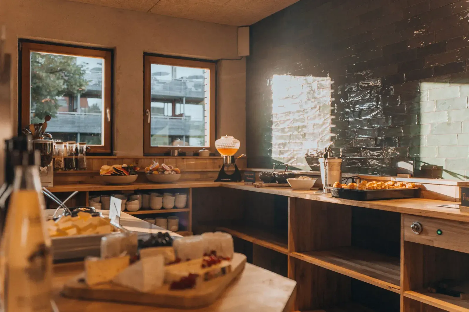 Frühstücksbuffet mit Brot, Waffeln und Aufschnitt